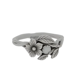 Modelo 3D de un anillo de plata diseñado como una rama floral con una flor, hojas y una gema central.