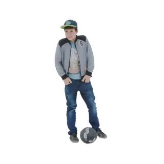Modelo 3D de um jovem menino usando boné de beisebol e jaqueta, em pé com uma bola de futebol aos pés.