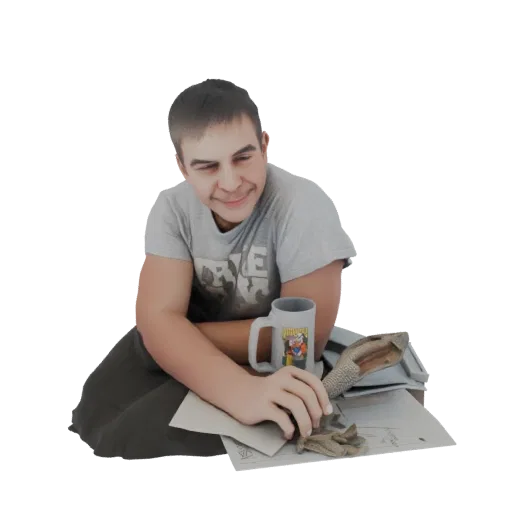 Render di modello 3D di un giovane seduto, che tiene una tazza in una mano e una figurina di lucertola nell'altra, con carte