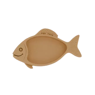Modello 3D di un vassoio da portata in legno a forma di pesce con una faccina sorridente intagliata e dettagli di pinne, pres
