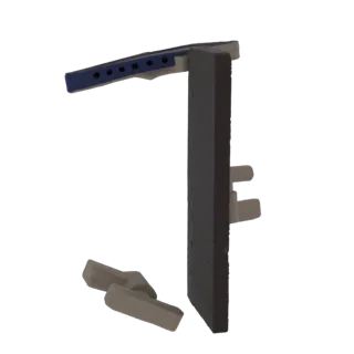 3D-Render einer verstellbaren L-Halterung mit blauem Griff und hellgrauen Montage-Pins, vor schwarzem Hintergrund.