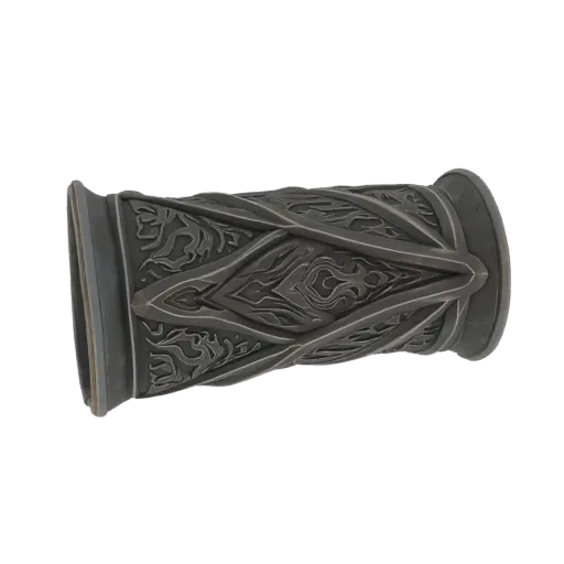 Ein 3D-Rendering einer dunklen, metallischen zylindrischen Vase mit komplexen geprägten Mustern auf der Oberfläche, vor weiße