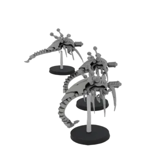 Un rendu 3D de trois drones extraterrestres gris et futuristes en formation d'essaim, chacun monté sur un socle noir.