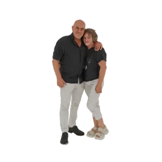 Modèle 3D d'un père et d'une fille s'enlaçant, le bras du père autour des épaules de la fille.