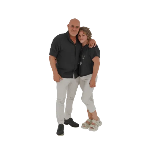 Modelo 3D de um pai e uma filha se abraçando, com o braço do pai sobre os ombros da filha.