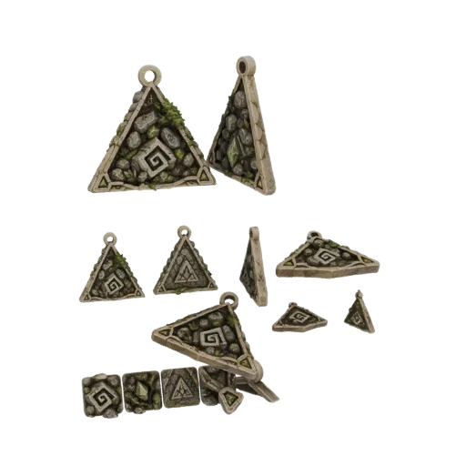 3D-Modell eines antiken dreieckigen Anhängers mit moosiger Steintextur und zentraler Spiralrune, aus verschiedenen Blickwinke