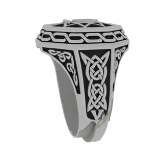 Modello 3D di un anello con intricati disegni di nodi celtici sulla fascia, reso con una finitura metallica lucida.