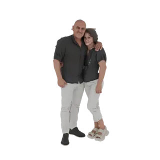 Modello 3D di un uomo e una donna che si abbracciano, entrambi con top scuri e pantaloni chiari.