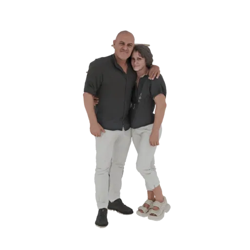 Modelo 3D de um homem e uma mulher se abraçando, ambos vestindo tops escuros e calças claras.