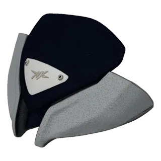 Modello 3D cupolino moto futuristico blu scuro e argento screziato, con logo metallico frontale.