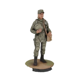 3D-Modell einer weiblichen Soldatin in Militäruniform, die einen Helm und eine Tasche hält und auf einer Dioramenbasis steht.