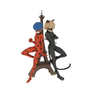 Modèle 3D de Ladybug et Chat Noir se tenant dos à dos devant une miniature de la Tour Eiffel, Ladybug à gauche et Chat Noir à