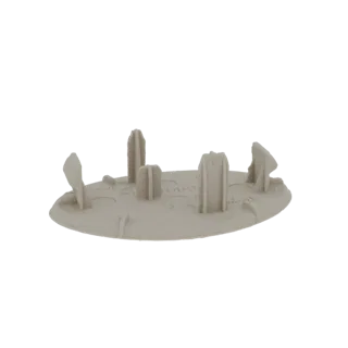Modello 3D di una copertura circolare in plastica grigio chiaro con quattro perni verticali, vista da una leggera angolazione