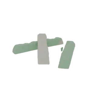 Rendu 3D de trois bâtons de pastel cassés, deux vert clair et un gris clair, dispersés sur fond blanc.
