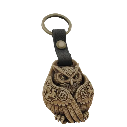 Modèle 3D de pendentif chouette sculpté de manière complexe avec plumes et motifs détaillés, attaché à un porte-clés et une l