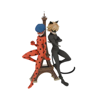3D-Modell von Miraculous Ladybug und Cat Noir, die Rücken an Rücken vor einer detaillierten Nachbildung des Eiffelturms stehe