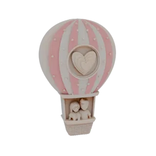 Modèle 3D d'un ballon à rayures roses et blanches avec un couple dans le panier et un emblème de cœur sur le ballon.