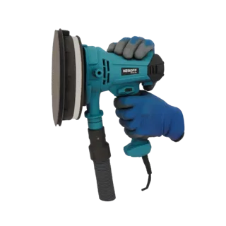 3D-Modell eines türkisfarbenen Exzenterschleifers mit schwarzem Staubschlauch, gehalten von Händen in blauen und grauen Hands