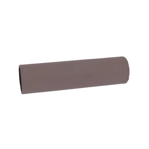 Una renderización de modelo 3D de una sección de tubería de plástico gris, mostrada horizontalmente sobre un fondo blanco.